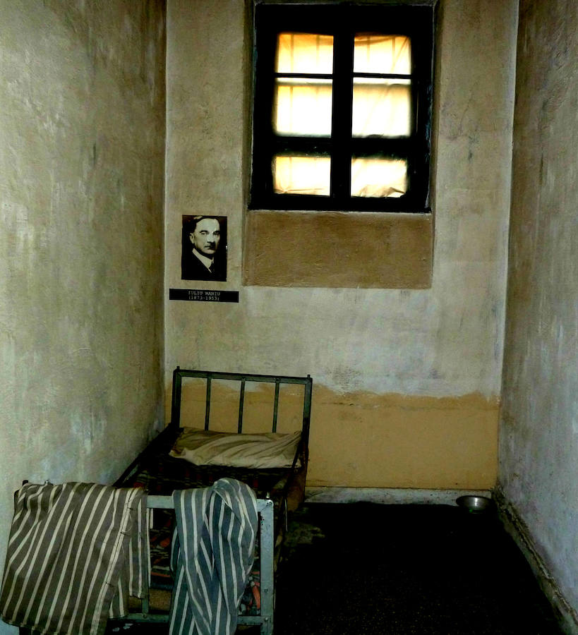 Prisión de Sighet (Rumanía) | Fue empleada como cárcel hasta 1918 y como un centro de concentración para los disidentes del comunismo a principios del régimen. La realidad es que fue aquí donde exterminaron a la élite del país hasta que en 1950 Rumanía entró en la ONU. En 1993 se transformó en un museo y sus 51 celdas son ahora salas de exposiciones que muestran cómo vivían los prisioneros entre sus muros. 