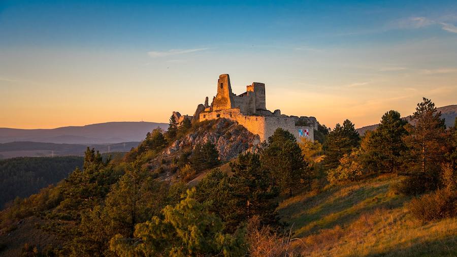 Castillo de Cachtice (Eslovaquia) | Su historia es sangrienta y espeluznante, lo que convierte este castillo en un reclamo para los amantes de lo oscuro. La condesa Elizabeth Bathory, protagonista de su leyenda, está considerada por muchos como la primera asesina en serie y se dice que fue la fuente de inspiración para el 'Drácula' de Bram Stoker. La desaparición de centenares de jóvenes en la región eslovaca acabó levantando las sospechas sobre la condesa, de la que se dice que secuestraba y mataba sádicamente a vírgenes para bañarse en su sangre y mantener su juventud. Se cree que llegó a asesinar hasta más de 600 niñas en su castillo, ahora reducido a turísticas ruinas.