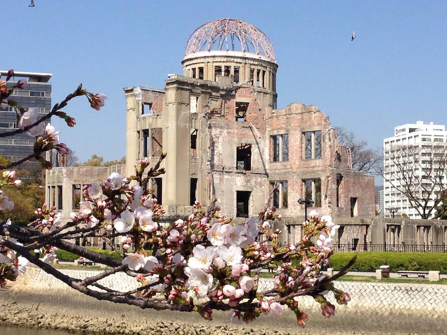 Hiroshima (Japón) | El ataque de bombas atómicas ordenado por el presidente estadounidense Harry S. Truman el 6 de agosto de 1945 es otro de los puntos más negros del pasado siglo. El arma nuclear 'Little Boy' fue soltada sobre la ciudad nipona y dejó más de 166 000 muertos. Los que no perecieron por el impacto, lo hicieron después por las secuelas de la radiación: enfermedades y envenenamientos. En la imagen, el Monumento de la Paz de la ciudad.