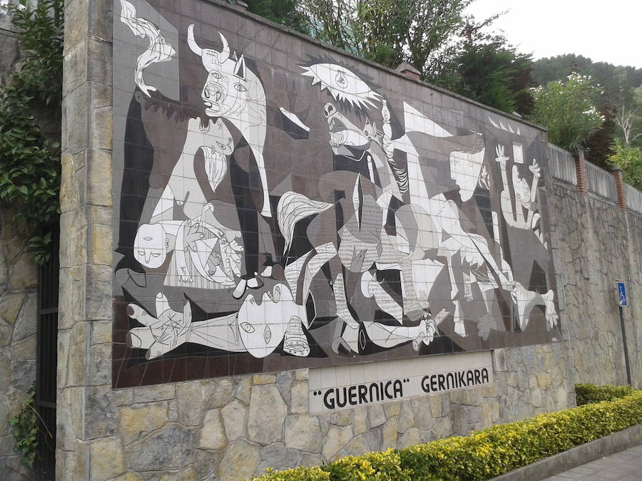 Guernica (País Vasco) | Es todo un emblema del País Vasco y de la represión durante la Guerra Civil. La localidad ftambién fue bombardeada en 1937 y fueron dichos eventos los que inspiraron la obra de arte más famosa de Picasso, el “Guernica”. Sin duda, hoy día se ha convertido en una parada obligada en el mapa del turismo histórico en España. 