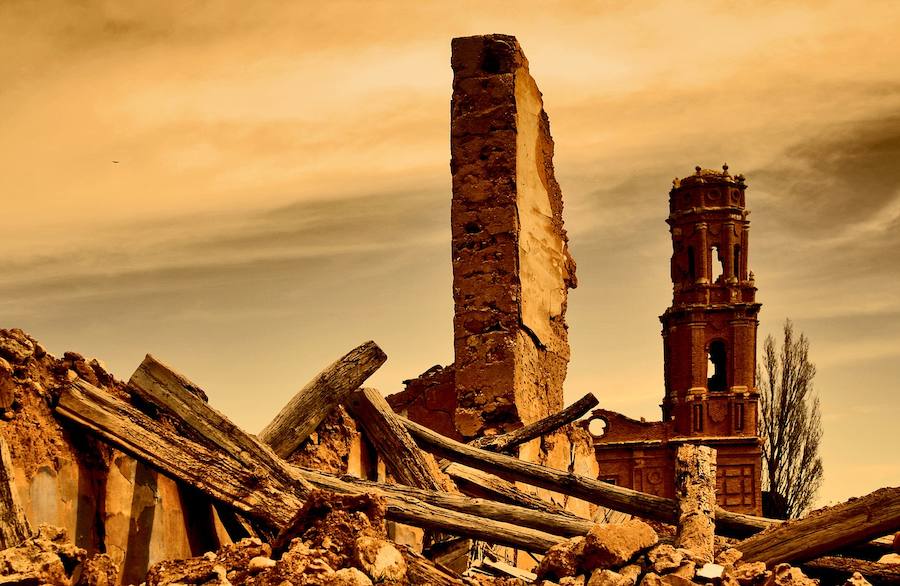 Belchite (Zaragoza) | Escenario de una batalla en la Guerra Civil, en 1937, que dejó más de 5.000 muertos y un pueblo completamente arrasado. Al finalizar la guerra, el régimen franquista construyó una nueva localidad justo al lado, con el nombre de Belchite Nuevo, para evidenciar las consecuencias de ir contra sus ideales. Es un lugar marcado por la tragedia donde, además de los seguidores del turismo 'macabro', acuden muchos amantes de lo paranormal a realizar psicofonías y sesiones de espiritismo. 
