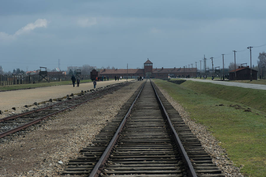 Auschwitz (Polonia) | El mayor de los campos de concentración construidos por los alemanes, y también el más visitado. Una 'excursión' impactante para conocer una de las partes más trágicas de la historia del siglo XX. Sus instalacines están en perfecto estado de conservación y permiten conocer de cerca la cruda realidad que se vivía en ellas.