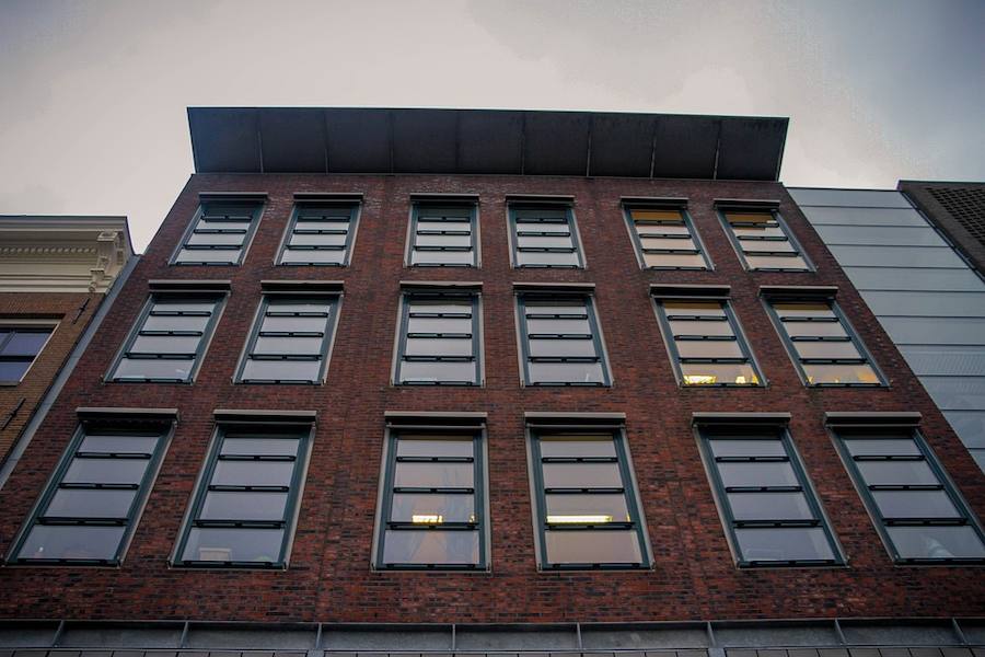 Casa de Ana Frank (Ámsterdam) | Fue en el ático de este edificio donde la joven diarista se refugió junto a su familia y siete personas más durante la persecución nazi. La entrada al mismo estaba cubierta con una estantería falsa y el lugar es visitado a día de hoy como otro más de los rincones históricos marcados por la tragedia. 