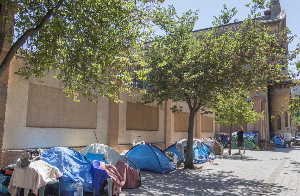 Asentamiento con tiendas de campaña en el callejón junto a las Hespérides, ayer. 