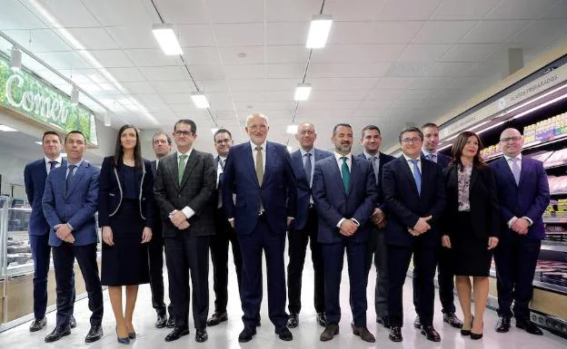 Juan Roig, acompañado de sus directores generales en la presentación de resultados del pasado mes de marzo. 