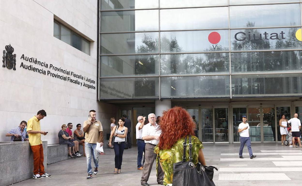 Piden 8 años a un hombre por violar a una compatriota ebria mientras dormía en Benetússer