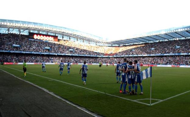 Los jugadores del Deportivo celebran su primer gol ante el Mallorca 