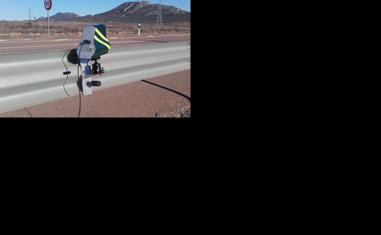 Radar de la DGT en una carretera española.