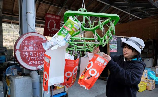 Imagen principal - El pueblo japonés que separa la basura en 45 categorías