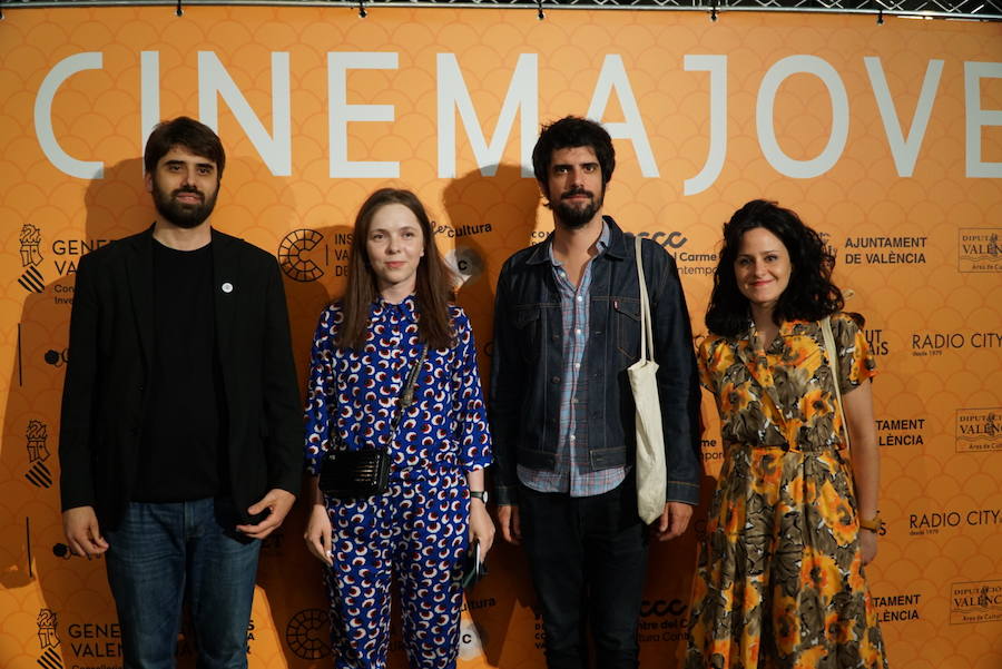 El Festival Internacional Cinema Jove de València ha dado el pistoletazo de salida a su 34 edición este viernes con una gala inaugural en el Teatre Principal, centrada en el concepto del certamen como «punto de encuentro». Durante la ceremonia, se entregará el Premio Luna de València 2019 al máximo exponente del actual cine portugués, el director Miguel Gomes. A lo largo del festival se podrá ver en La Filmoteca un completo ciclo que constará de los seis largos dirigidos hasta la fecha por el director y dos cortos que han sido seleccionados por el propio Gomes.