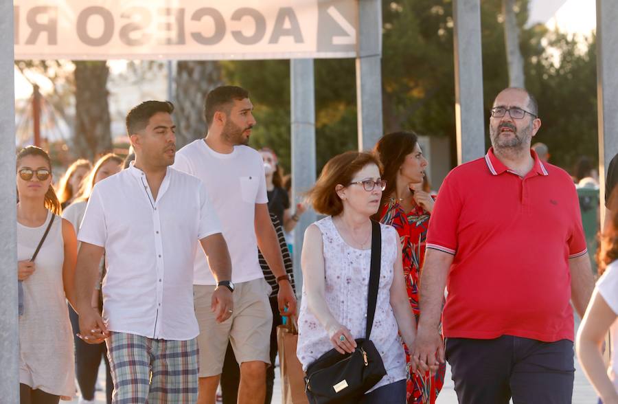 El cantante Juan Luis Guerra pasa por Valencia con su gira 'Literal', con la que repasará en directo sus grandes éxitos. Los valencianos han acudido a su cita con el artista dominicano, a las a las 21.30h de este viernes 21 en el Auditorio Marina Sur.