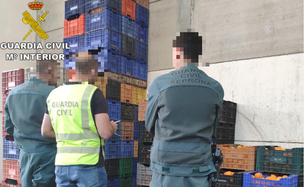 Agentes de la Guardia Civil, durante la operación.