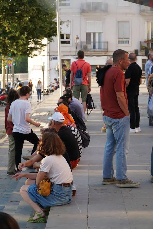 Llega el calor y el IVAM inaugura un año más el periodo estival con la apertura de su terraza. Los valencianos han acudido al centro cultural para disfrutar del buen clima y una tarde de viernes que abre la puerta a los meses de verano en la ciudad. 