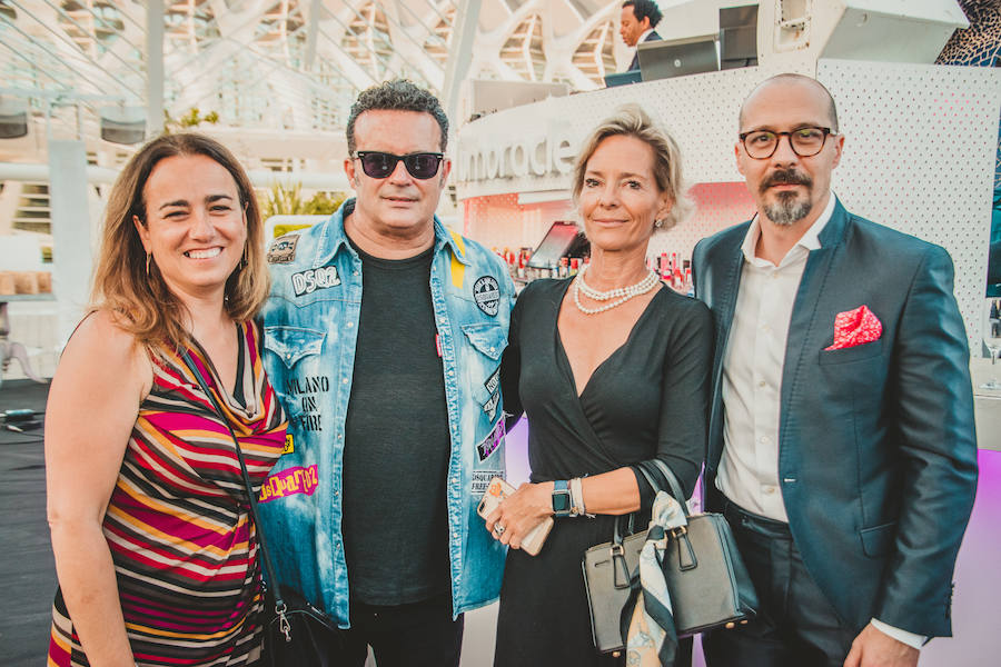 L´Umbracle acogió el jueves la primera gala de los Premios Salamandra, unos galardones impulsados por el Grupo Salamandra para reconocer a los profesionales valencianos más importantes del año en seis categorías diferentes: ciencia, música, cine, artes vivas, deporte y gastronomía. EL galardón recayó en la científica Pilar Mateo, el cantante José Manuel Casañ, el actor Fele Martínez, la cocinera Rakel Cernicharo, el jugador de baloncesto Rafa Martínez, y las directoras del Festival 10 Sentidos, Meritxell Barberá e Inma García.