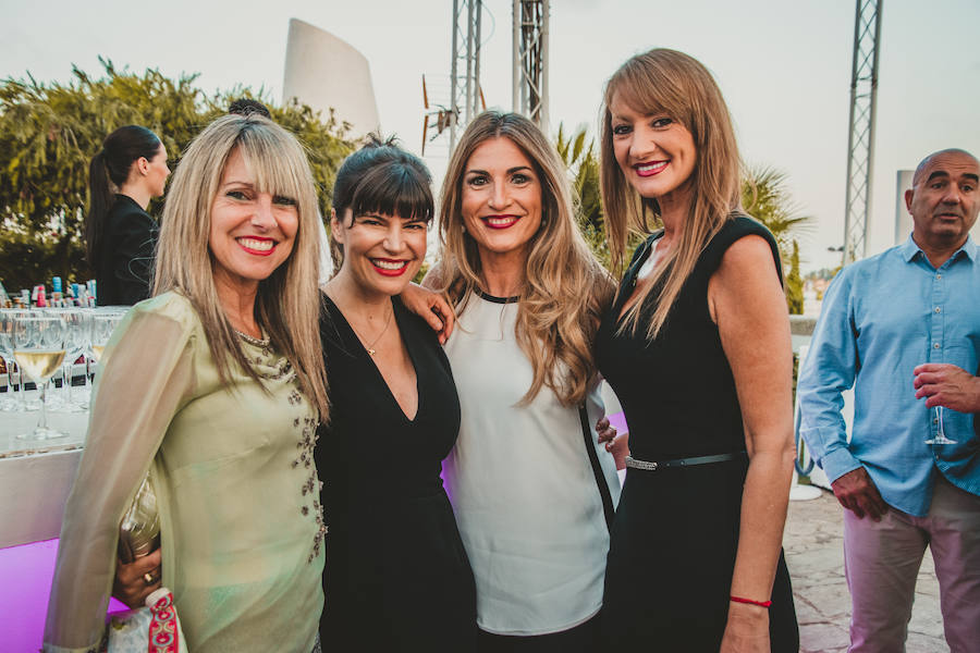 L´Umbracle acogió el jueves la primera gala de los Premios Salamandra, unos galardones impulsados por el Grupo Salamandra para reconocer a los profesionales valencianos más importantes del año en seis categorías diferentes: ciencia, música, cine, artes vivas, deporte y gastronomía. EL galardón recayó en la científica Pilar Mateo, el cantante José Manuel Casañ, el actor Fele Martínez, la cocinera Rakel Cernicharo, el jugador de baloncesto Rafa Martínez, y las directoras del Festival 10 Sentidos, Meritxell Barberá e Inma García.