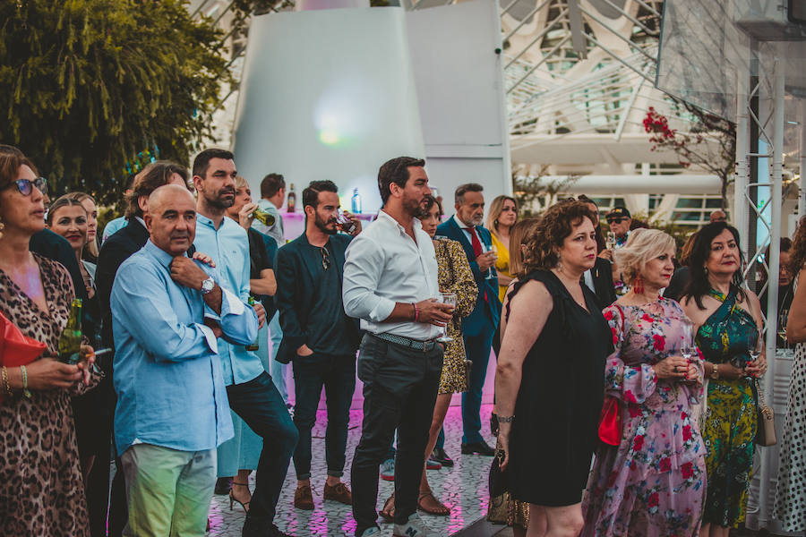 L´Umbracle acogió el jueves la primera gala de los Premios Salamandra, unos galardones impulsados por el Grupo Salamandra para reconocer a los profesionales valencianos más importantes del año en seis categorías diferentes: ciencia, música, cine, artes vivas, deporte y gastronomía. EL galardón recayó en la científica Pilar Mateo, el cantante José Manuel Casañ, el actor Fele Martínez, la cocinera Rakel Cernicharo, el jugador de baloncesto Rafa Martínez, y las directoras del Festival 10 Sentidos, Meritxell Barberá e Inma García.