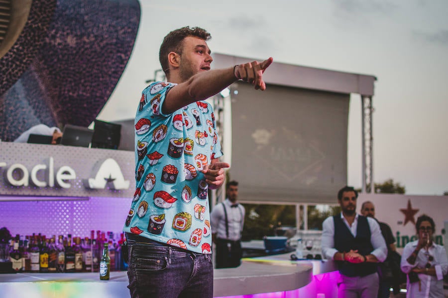 L´Umbracle acogió el jueves la primera gala de los Premios Salamandra, unos galardones impulsados por el Grupo Salamandra para reconocer a los profesionales valencianos más importantes del año en seis categorías diferentes: ciencia, música, cine, artes vivas, deporte y gastronomía. EL galardón recayó en la científica Pilar Mateo, el cantante José Manuel Casañ, el actor Fele Martínez, la cocinera Rakel Cernicharo, el jugador de baloncesto Rafa Martínez, y las directoras del Festival 10 Sentidos, Meritxell Barberá e Inma García.