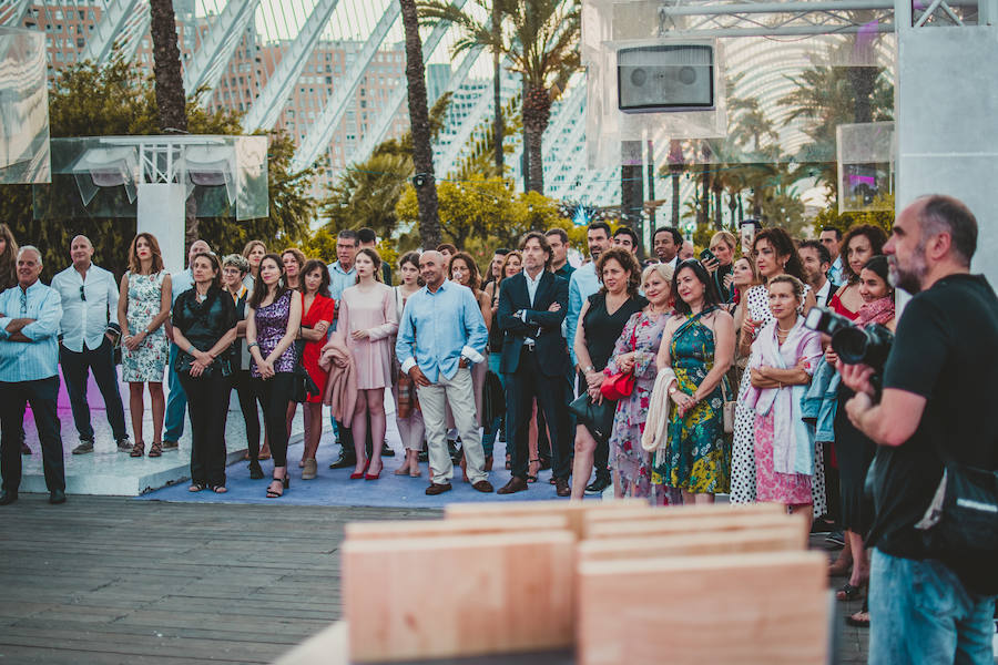 L´Umbracle acogió el jueves la primera gala de los Premios Salamandra, unos galardones impulsados por el Grupo Salamandra para reconocer a los profesionales valencianos más importantes del año en seis categorías diferentes: ciencia, música, cine, artes vivas, deporte y gastronomía. EL galardón recayó en la científica Pilar Mateo, el cantante José Manuel Casañ, el actor Fele Martínez, la cocinera Rakel Cernicharo, el jugador de baloncesto Rafa Martínez, y las directoras del Festival 10 Sentidos, Meritxell Barberá e Inma García.