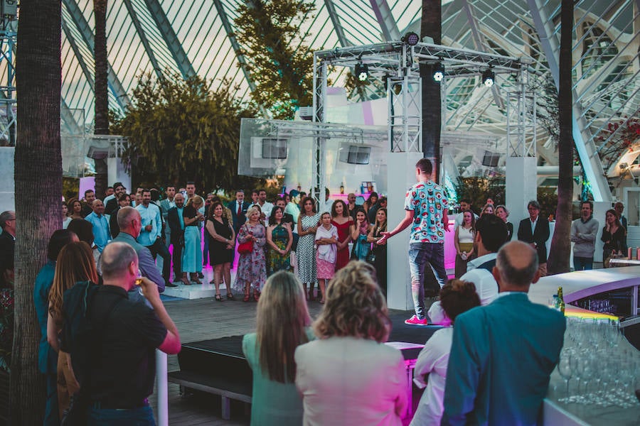 L´Umbracle acogió el jueves la primera gala de los Premios Salamandra, unos galardones impulsados por el Grupo Salamandra para reconocer a los profesionales valencianos más importantes del año en seis categorías diferentes: ciencia, música, cine, artes vivas, deporte y gastronomía. EL galardón recayó en la científica Pilar Mateo, el cantante José Manuel Casañ, el actor Fele Martínez, la cocinera Rakel Cernicharo, el jugador de baloncesto Rafa Martínez, y las directoras del Festival 10 Sentidos, Meritxell Barberá e Inma García.