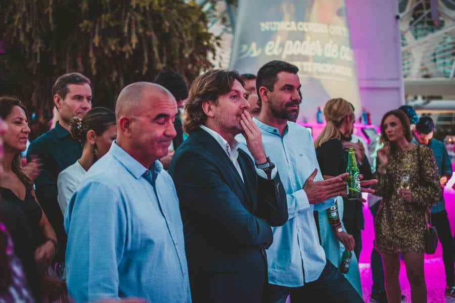 L´Umbracle acogió el jueves la primera gala de los Premios Salamandra, unos galardones impulsados por el Grupo Salamandra para reconocer a los profesionales valencianos más importantes del año en seis categorías diferentes: ciencia, música, cine, artes vivas, deporte y gastronomía. EL galardón recayó en la científica Pilar Mateo, el cantante José Manuel Casañ, el actor Fele Martínez, la cocinera Rakel Cernicharo, el jugador de baloncesto Rafa Martínez, y las directoras del Festival 10 Sentidos, Meritxell Barberá e Inma García.