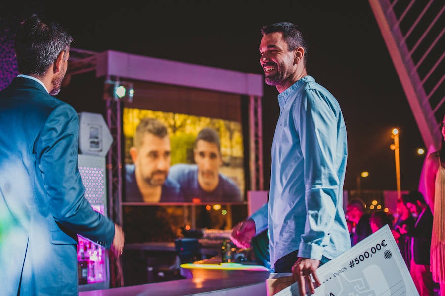 L´Umbracle acogió el jueves la primera gala de los Premios Salamandra, unos galardones impulsados por el Grupo Salamandra para reconocer a los profesionales valencianos más importantes del año en seis categorías diferentes: ciencia, música, cine, artes vivas, deporte y gastronomía. EL galardón recayó en la científica Pilar Mateo, el cantante José Manuel Casañ, el actor Fele Martínez, la cocinera Rakel Cernicharo, el jugador de baloncesto Rafa Martínez, y las directoras del Festival 10 Sentidos, Meritxell Barberá e Inma García.