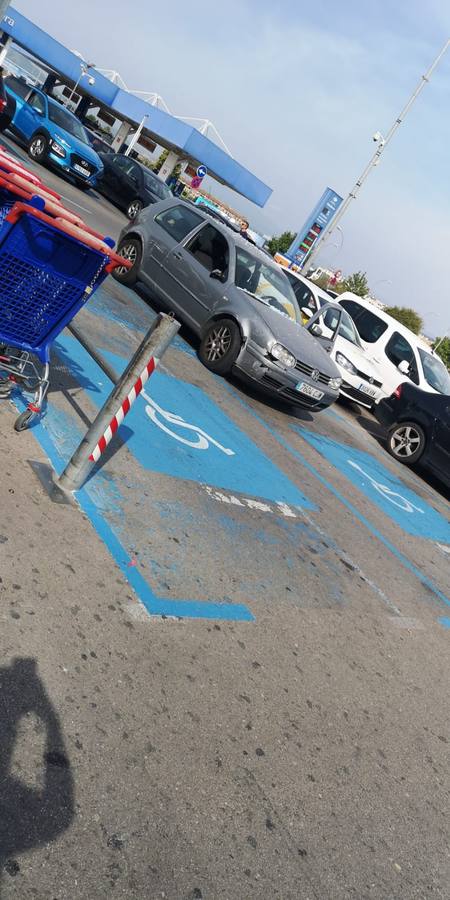 Seis encapuchados irrumpen con un vehículo de madrugada en la galería y desvalijan un establecimiento de telefonía en menos de cuatro minutos