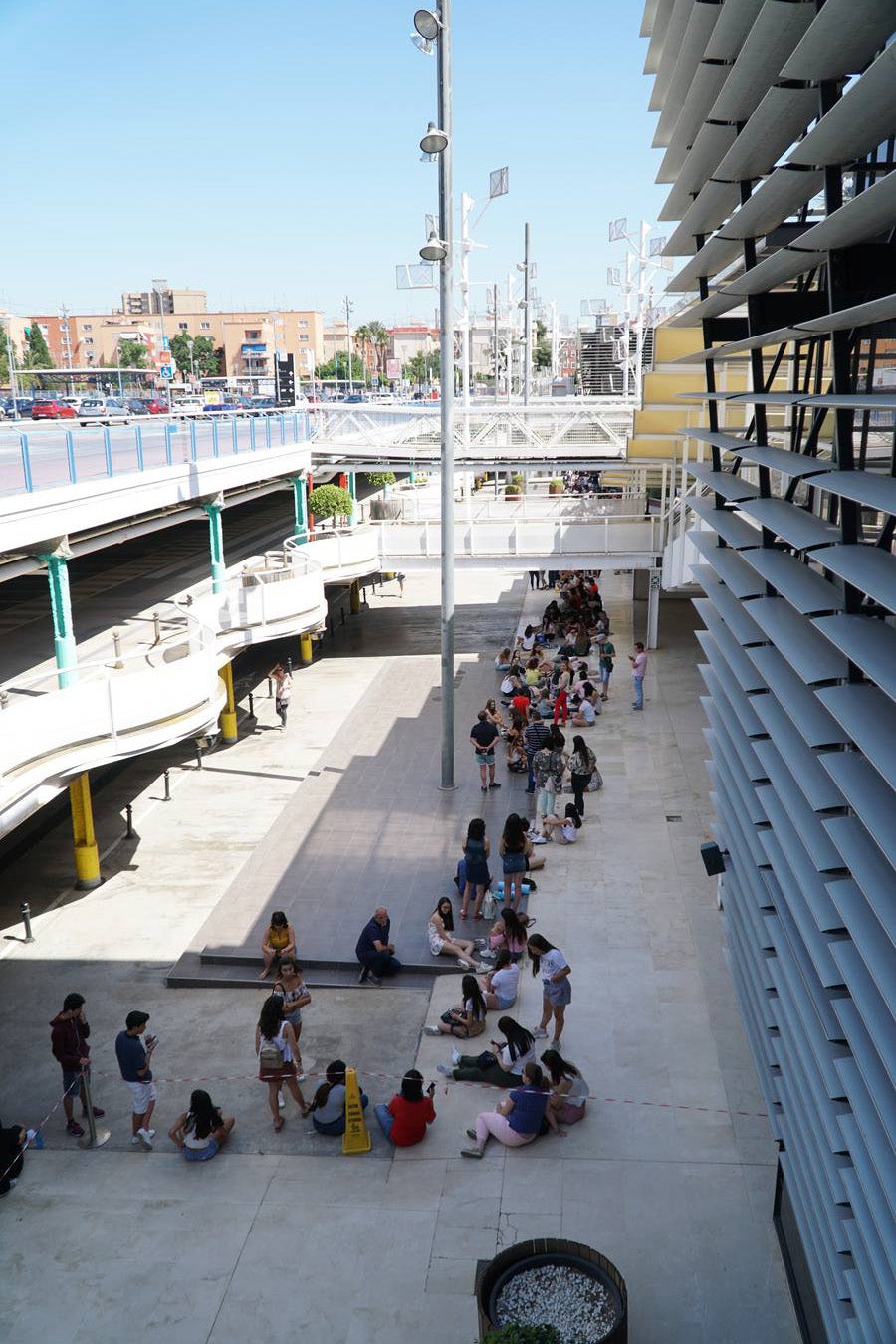 El cantante Cepeda, que se dio a conocer en 'Operación Triunfo' y 'La Voz' ha firmado discos y se ha fotografiado con cientos de seguidores en el Centro Comercial Gran Turia de Xirivella (Valencia).