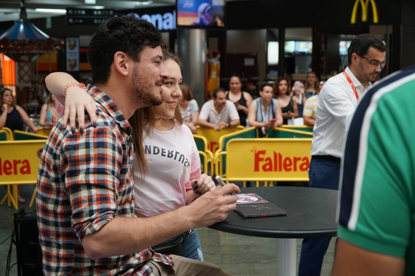 El cantante Cepeda, que se dio a conocer en 'Operación Triunfo' y 'La Voz' ha firmado discos y se ha fotografiado con cientos de seguidores en el Centro Comercial Gran Turia de Xirivella (Valencia).