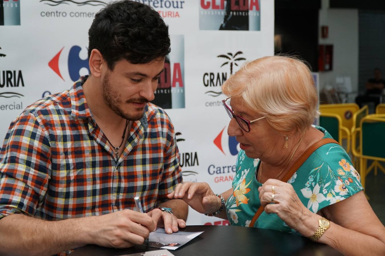 El cantante Cepeda, que se dio a conocer en 'Operación Triunfo' y 'La Voz' ha firmado discos y se ha fotografiado con cientos de seguidores en el Centro Comercial Gran Turia de Xirivella (Valencia).