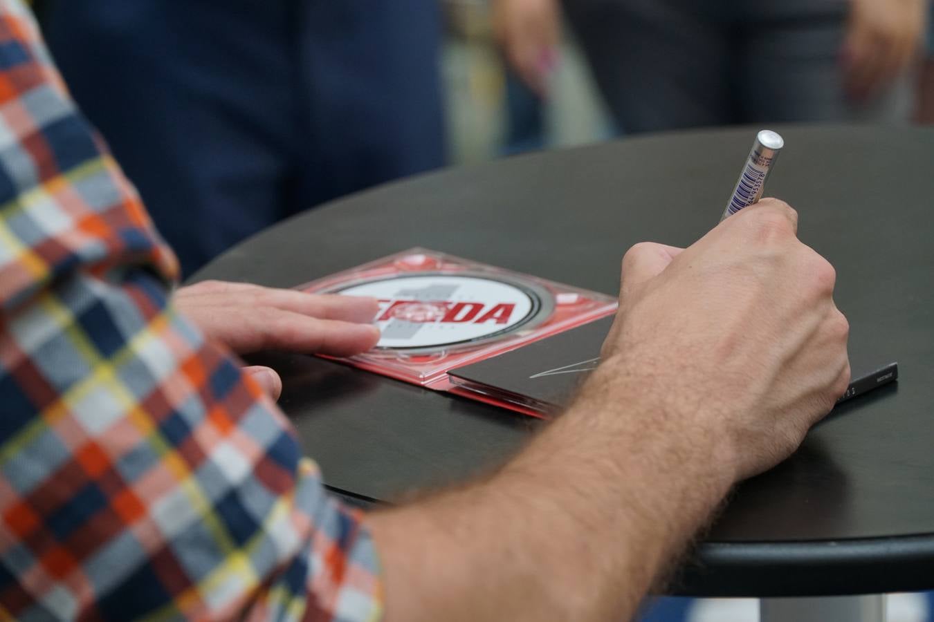 El cantante Cepeda, que se dio a conocer en 'Operación Triunfo' y 'La Voz' ha firmado discos y se ha fotografiado con cientos de seguidores en el Centro Comercial Gran Turia de Xirivella (Valencia).