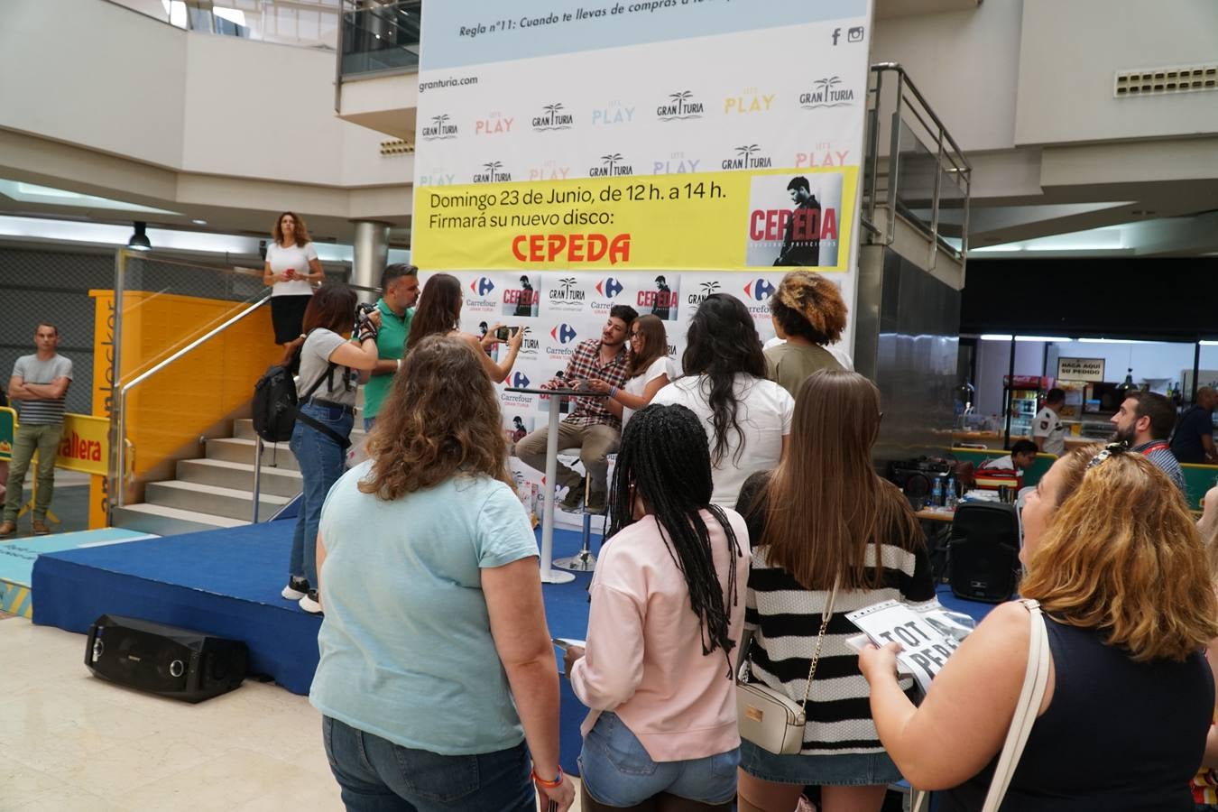 El cantante Cepeda, que se dio a conocer en 'Operación Triunfo' y 'La Voz' ha firmado discos y se ha fotografiado con cientos de seguidores en el Centro Comercial Gran Turia de Xirivella (Valencia).