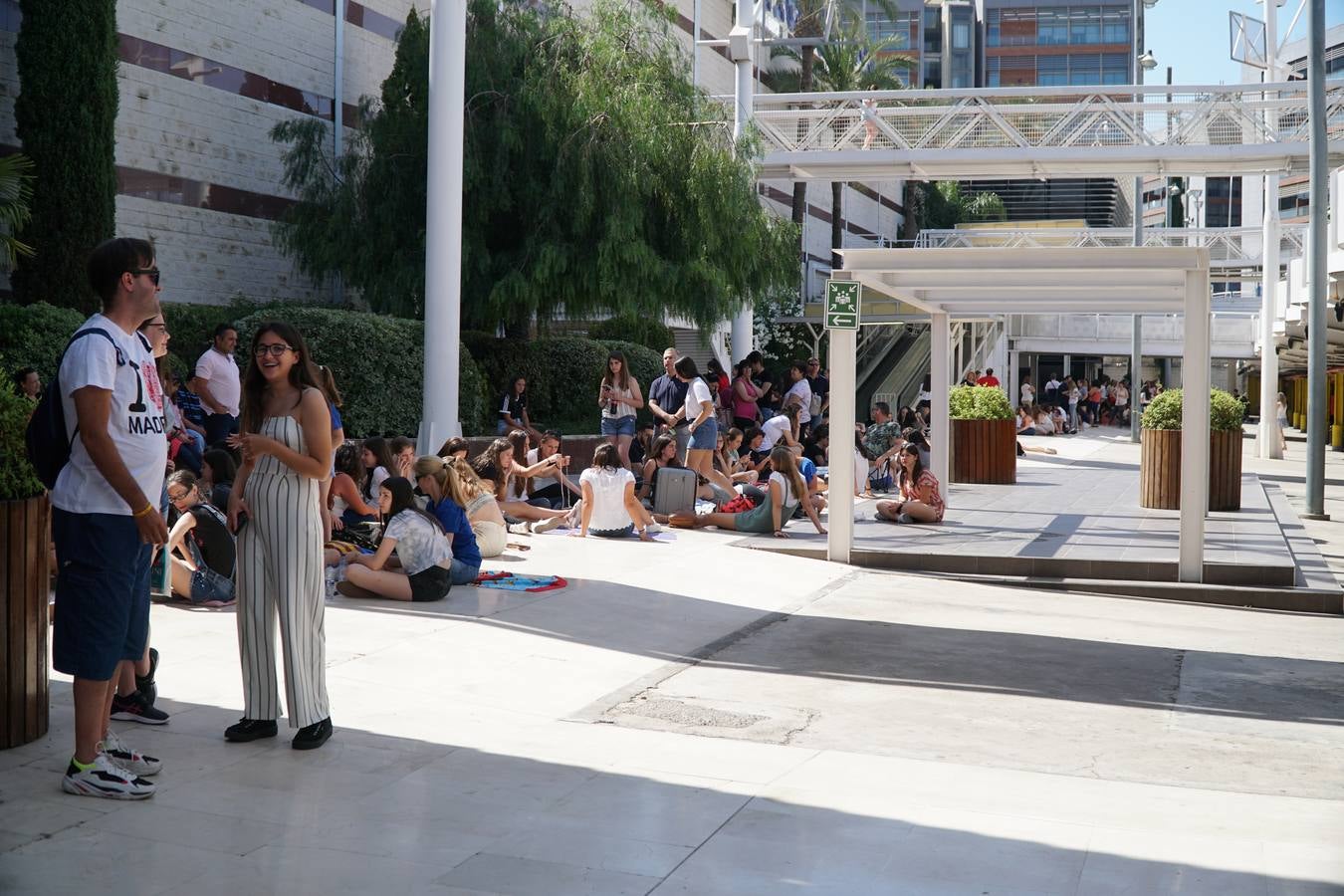 El cantante Cepeda, que se dio a conocer en 'Operación Triunfo' y 'La Voz' ha firmado discos y se ha fotografiado con cientos de seguidores en el Centro Comercial Gran Turia de Xirivella (Valencia).