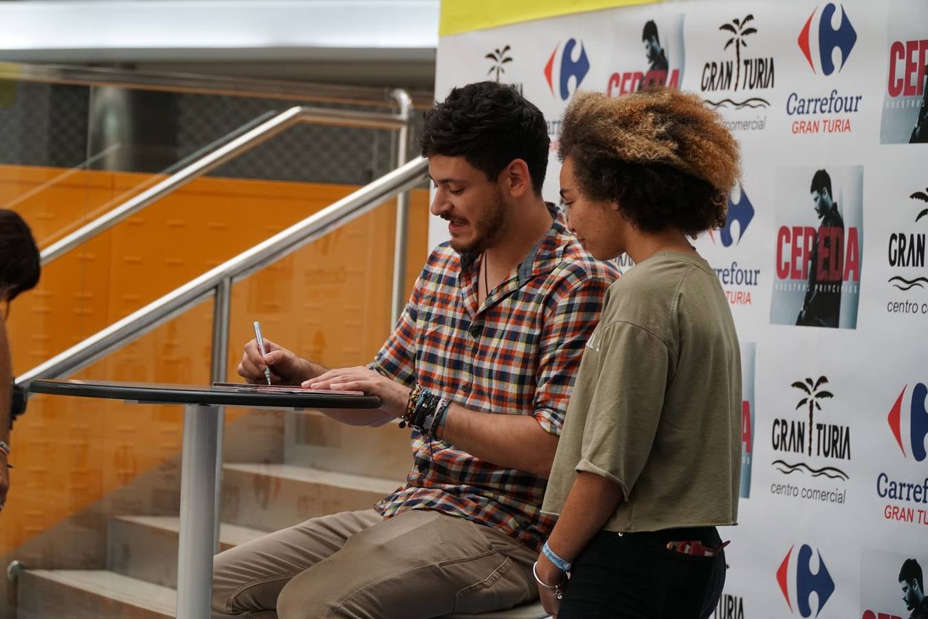 El cantante Cepeda, que se dio a conocer en 'Operación Triunfo' y 'La Voz' ha firmado discos y se ha fotografiado con cientos de seguidores en el Centro Comercial Gran Turia de Xirivella (Valencia).