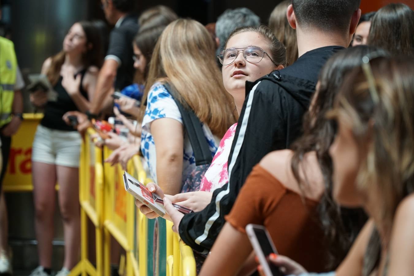 El cantante Cepeda, que se dio a conocer en 'Operación Triunfo' y 'La Voz' ha firmado discos y se ha fotografiado con cientos de seguidores en el Centro Comercial Gran Turia de Xirivella (Valencia).