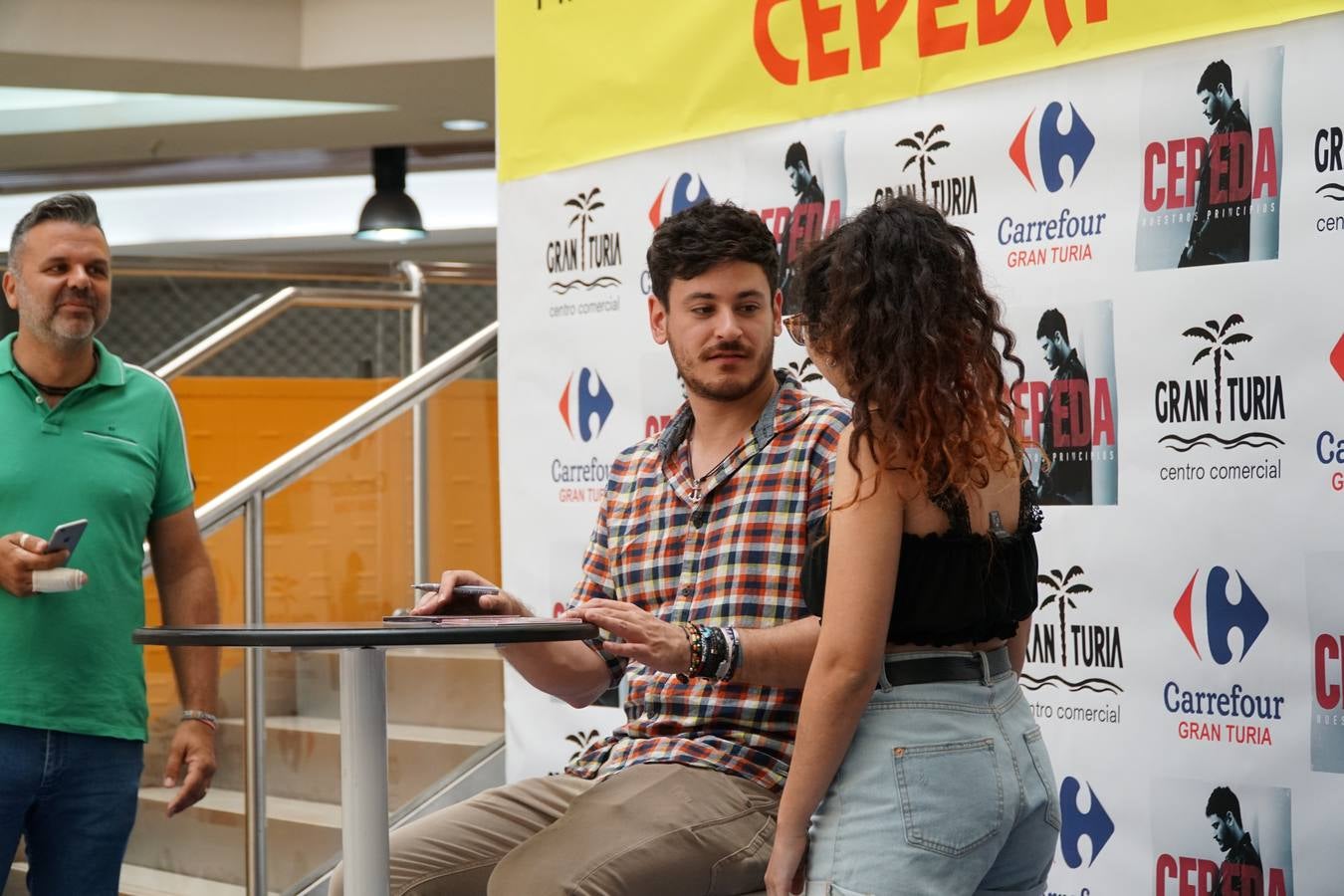 El cantante Cepeda, que se dio a conocer en 'Operación Triunfo' y 'La Voz' ha firmado discos y se ha fotografiado con cientos de seguidores en el Centro Comercial Gran Turia de Xirivella (Valencia).