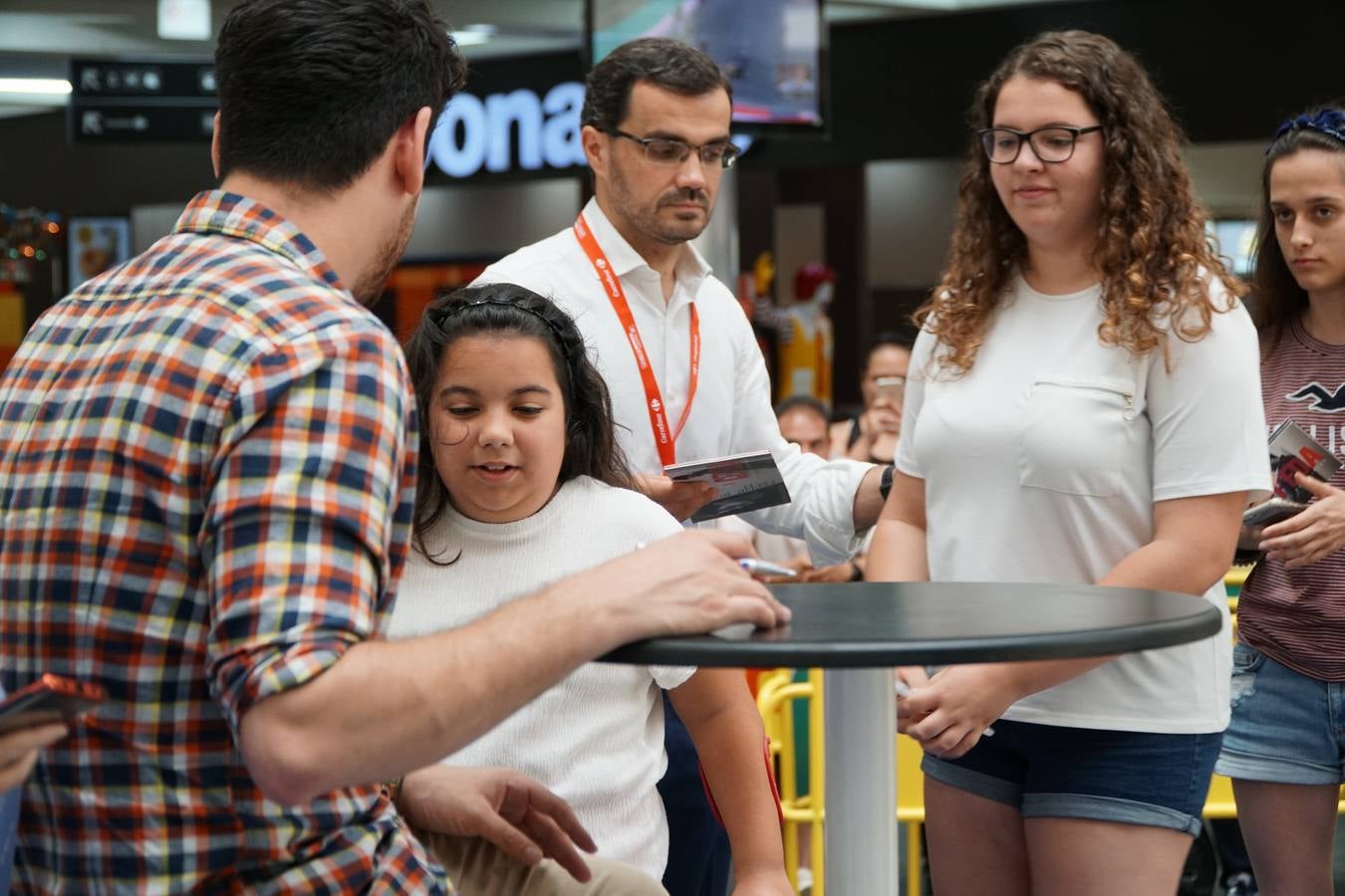 El cantante Cepeda, que se dio a conocer en 'Operación Triunfo' y 'La Voz' ha firmado discos y se ha fotografiado con cientos de seguidores en el Centro Comercial Gran Turia de Xirivella (Valencia).