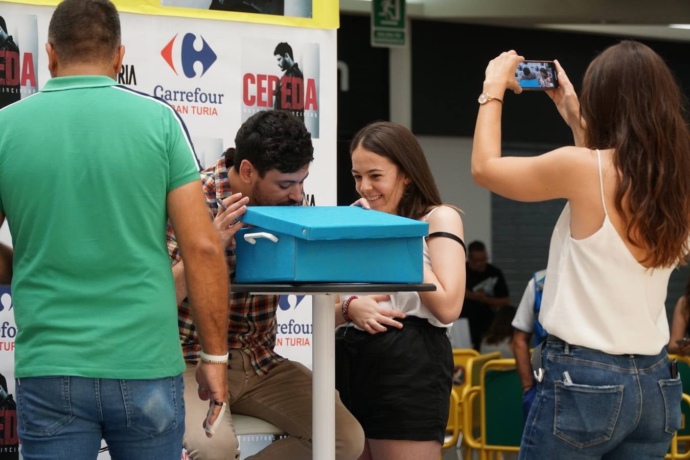 El cantante Cepeda, que se dio a conocer en 'Operación Triunfo' y 'La Voz' ha firmado discos y se ha fotografiado con cientos de seguidores en el Centro Comercial Gran Turia de Xirivella (Valencia).