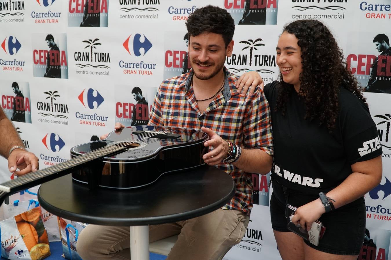 El cantante Cepeda, que se dio a conocer en 'Operación Triunfo' y 'La Voz' ha firmado discos y se ha fotografiado con cientos de seguidores en el Centro Comercial Gran Turia de Xirivella (Valencia).