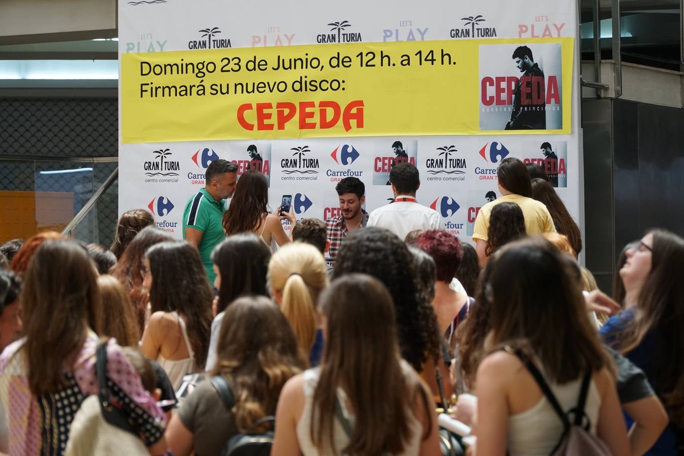 El cantante Cepeda, que se dio a conocer en 'Operación Triunfo' y 'La Voz' ha firmado discos y se ha fotografiado con cientos de seguidores en el Centro Comercial Gran Turia de Xirivella (Valencia).