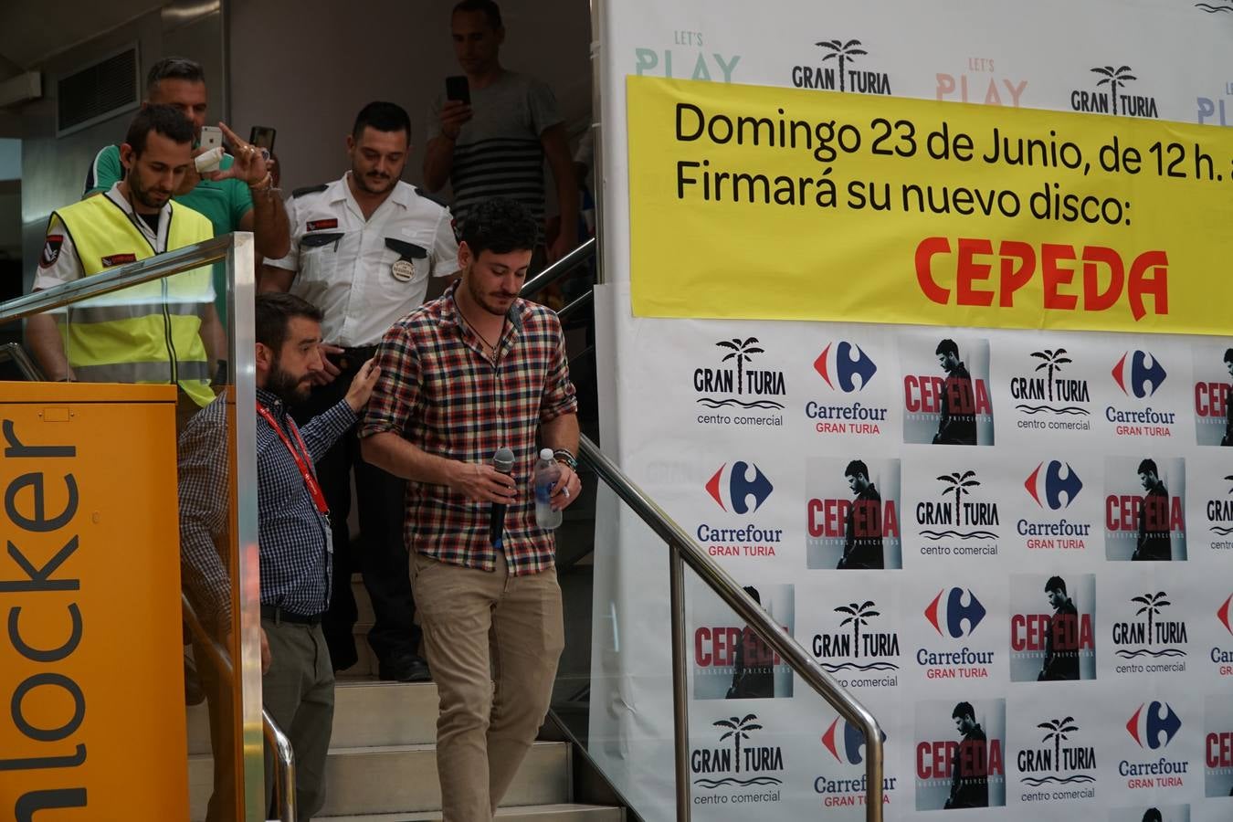 El cantante Cepeda, que se dio a conocer en 'Operación Triunfo' y 'La Voz' ha firmado discos y se ha fotografiado con cientos de seguidores en el Centro Comercial Gran Turia de Xirivella (Valencia).