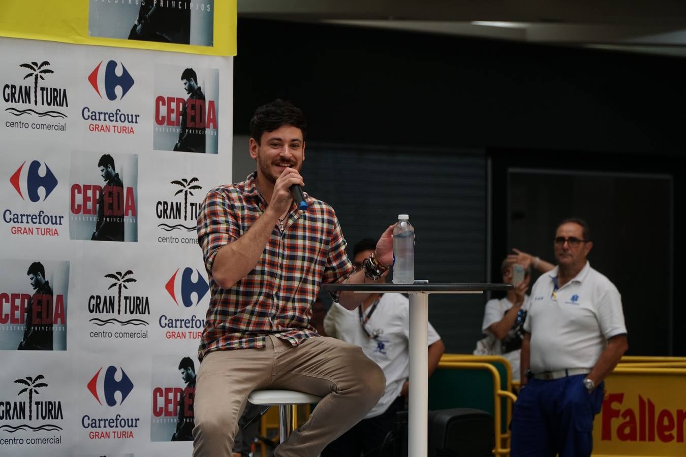 El cantante Cepeda, que se dio a conocer en 'Operación Triunfo' y 'La Voz' ha firmado discos y se ha fotografiado con cientos de seguidores en el Centro Comercial Gran Turia de Xirivella (Valencia).