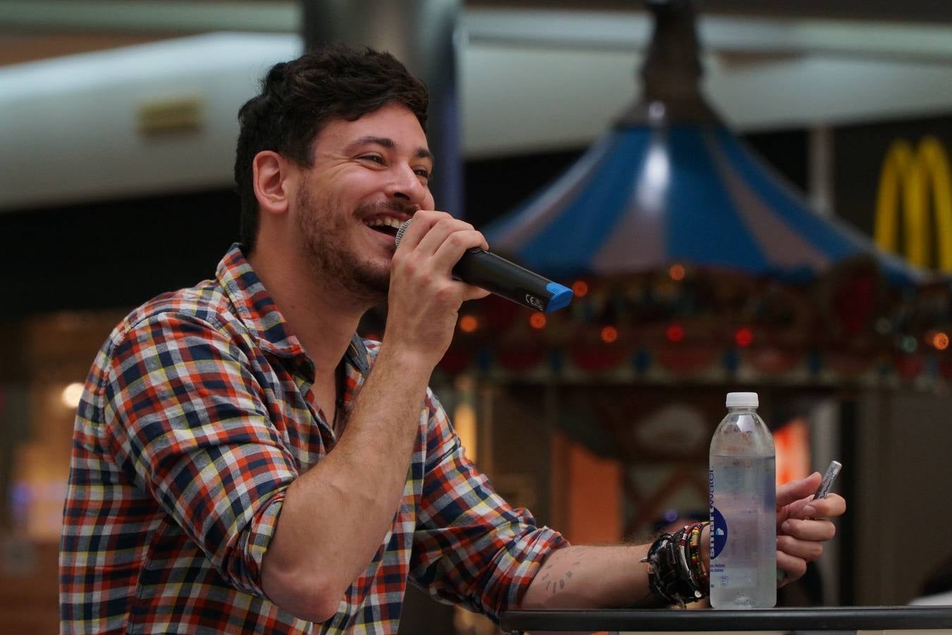 El cantante Cepeda, que se dio a conocer en 'Operación Triunfo' y 'La Voz' ha firmado discos y se ha fotografiado con cientos de seguidores en el Centro Comercial Gran Turia de Xirivella (Valencia).