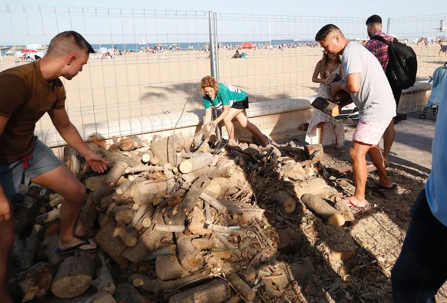 Esta noche las playas de la Comunitat Valenciana se llenan de hogueras para festejar San Juan 2019. La Malvarrosa, la Patacona y Pinedo viven desde primera hora de esta tarde una intensa afluencia de gente. A las 18:00 horas ha empezado el reparto gratuito de leña en Valencia para comenzar con la tradición de montar la hoguera. La fiesta continuará hasta bien entrada la madrugada, después de uno de los momentos más mágicos de la fiesta: saltar las olas.