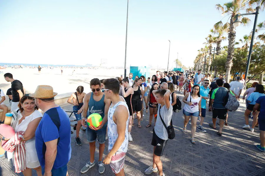 Esta noche las playas de la Comunitat Valenciana se llenan de hogueras para festejar San Juan 2019. La Malvarrosa, la Patacona y Pinedo viven desde primera hora de esta tarde una intensa afluencia de gente. A las 18:00 horas ha empezado el reparto gratuito de leña en Valencia para comenzar con la tradición de montar la hoguera. La fiesta continuará hasta bien entrada la madrugada, después de uno de los momentos más mágicos de la fiesta: saltar las olas.