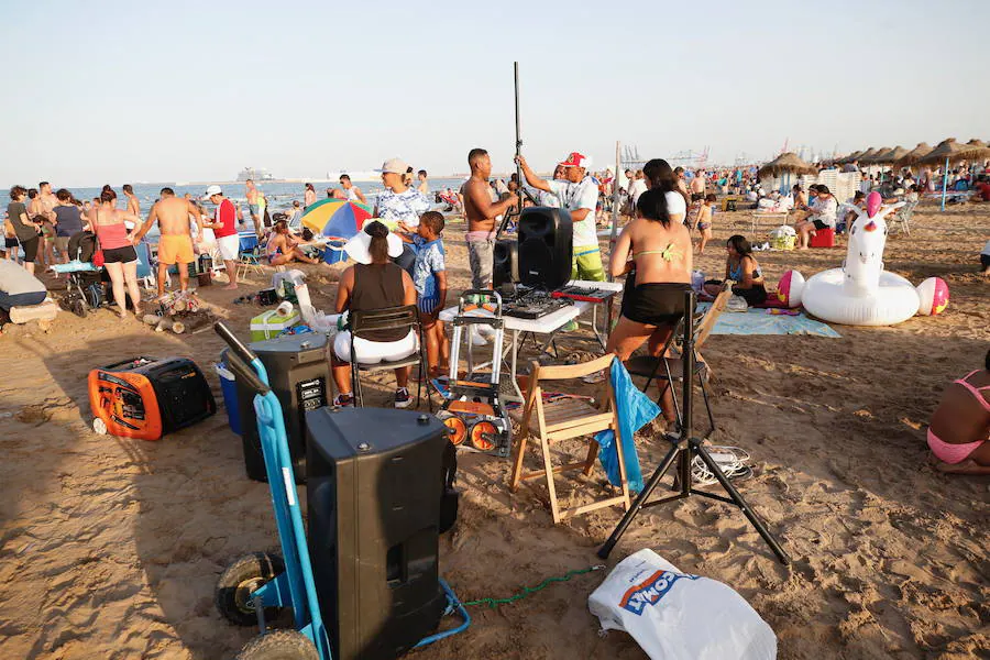 Esta noche las playas de la Comunitat Valenciana se llenan de hogueras para festejar San Juan 2019. La Malvarrosa, la Patacona y Pinedo viven desde primera hora de esta tarde una intensa afluencia de gente. A las 18:00 horas ha empezado el reparto gratuito de leña en Valencia para comenzar con la tradición de montar la hoguera. La fiesta continuará hasta bien entrada la madrugada, después de uno de los momentos más mágicos de la fiesta: saltar las olas.