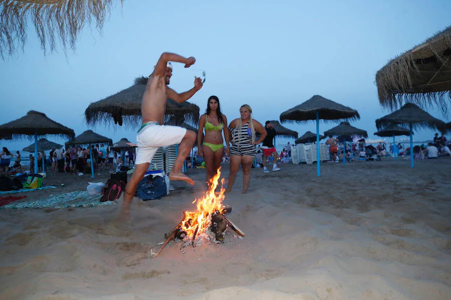 Esta noche las playas de la Comunitat Valenciana se llenan de hogueras para festejar San Juan 2019. La Malvarrosa, la Patacona y Pinedo viven desde primera hora de esta tarde una intensa afluencia de gente. A las 18:00 horas ha empezado el reparto gratuito de leña en Valencia para comenzar con la tradición de montar la hoguera. La fiesta continuará hasta bien entrada la madrugada, después de uno de los momentos más mágicos de la fiesta: saltar las olas.