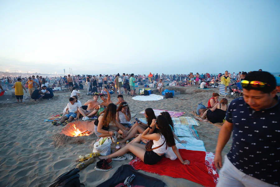 Esta noche las playas de la Comunitat Valenciana se llenan de hogueras para festejar San Juan 2019. La Malvarrosa, la Patacona y Pinedo viven desde primera hora de esta tarde una intensa afluencia de gente. A las 18:00 horas ha empezado el reparto gratuito de leña en Valencia para comenzar con la tradición de montar la hoguera. La fiesta continuará hasta bien entrada la madrugada, después de uno de los momentos más mágicos de la fiesta: saltar las olas.