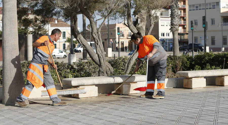 Esta noche las playas de la Comunitat Valenciana se llenan de hogueras para festejar San Juan 2019. La Malvarrosa, la Patacona y Pinedo viven desde primera hora de esta tarde una intensa afluencia de gente. A las 18:00 horas ha empezado el reparto gratuito de leña en Valencia para comenzar con la tradición de montar la hoguera. La fiesta continuará hasta bien entrada la madrugada, después de uno de los momentos más mágicos de la fiesta: saltar las olas.