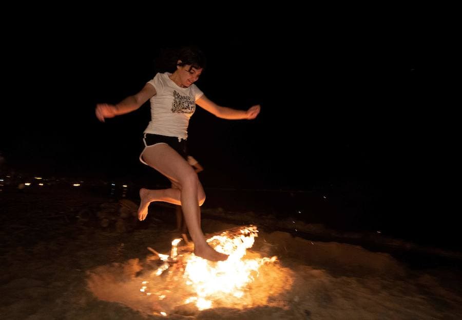 Esta noche las playas de la Comunitat Valenciana se llenan de hogueras para festejar San Juan 2019. La Malvarrosa, la Patacona y Pinedo viven desde primera hora de esta tarde una intensa afluencia de gente. A las 18:00 horas ha empezado el reparto gratuito de leña en Valencia para comenzar con la tradición de montar la hoguera. La fiesta continuará hasta bien entrada la madrugada, después de uno de los momentos más mágicos de la fiesta: saltar las olas.