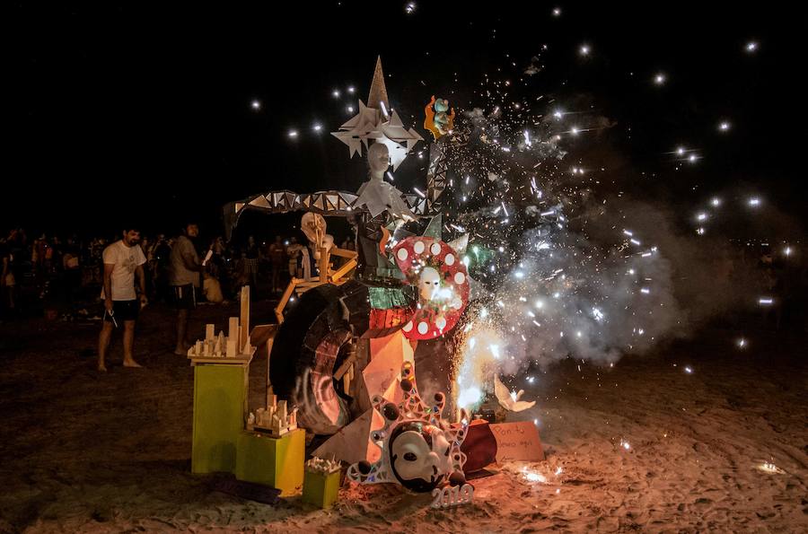 Esta noche las playas de la Comunitat Valenciana se llenan de hogueras para festejar San Juan 2019. La Malvarrosa, la Patacona y Pinedo viven desde primera hora de esta tarde una intensa afluencia de gente. A las 18:00 horas ha empezado el reparto gratuito de leña en Valencia para comenzar con la tradición de montar la hoguera. La fiesta continuará hasta bien entrada la madrugada, después de uno de los momentos más mágicos de la fiesta: saltar las olas.